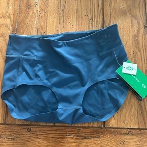 NEW BALANCE Shorts Running Walking Yoga 3” Shorts Women’s Size S GUC